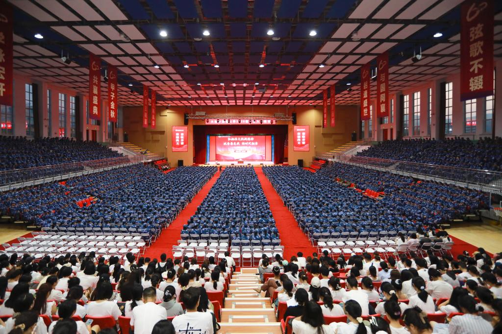 校党委书记王伟辰为2025级新生讲授“开学第一课