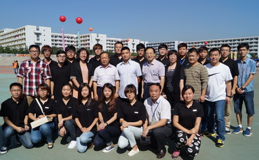 柳书记与教师学生合影.jpg