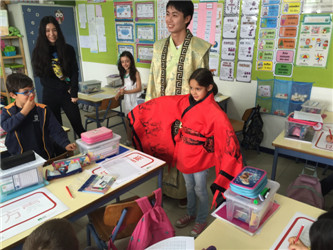 葡萄牙教师与小学生试穿汉服2.jpg