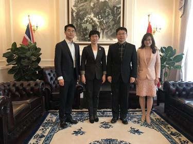 我校代表与夏参赞合影_副本.jpg